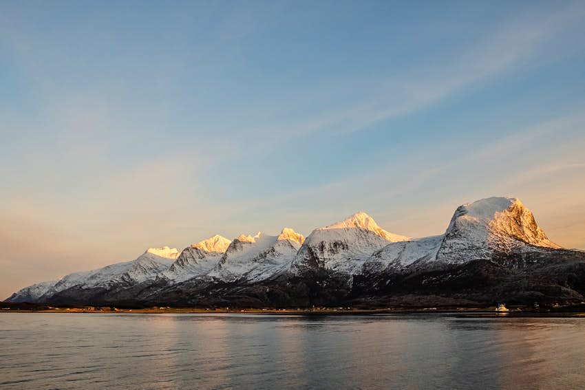 Mountain View The Seven Sisters desde la cubierta del crucero Hurtigruten frente a las costas de Noruega